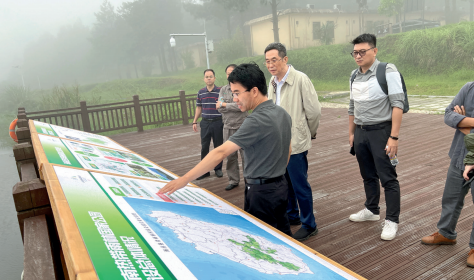 2022 年 5 月 17— 19  日，連介德（左二）在海南省保亭縣海南熱帶雨林國家公園開展推 動生態(tài)產(chǎn)品價值實現(xiàn)的課題調(diào)研