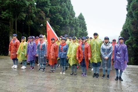 2018 年 4 月，梁安琪組織 100 名員工前往井岡山開展愛國教育