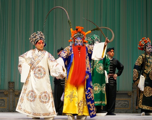 衣麟在《拜山》中飾演黃天霸（左）、舒桐飾演竇爾墩  朱宏攝